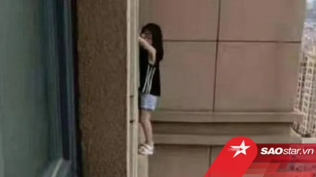 Clip: Thót tim cảnh bé gái bị mắc kẹt ngoài cửa sổ tầng 23, chỗ đứng chỉ rộng bằng nửa bàn chân