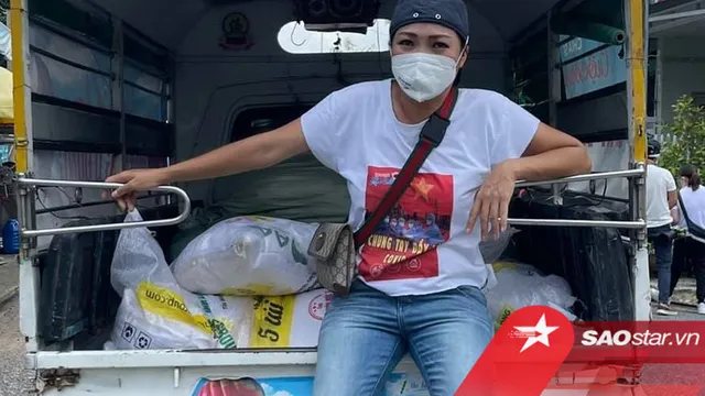 Ca sĩ Phương Thanh mang dép lê, mặc quần lửng đi phát lương thực cho bà con: Giản dị mà ấm áp