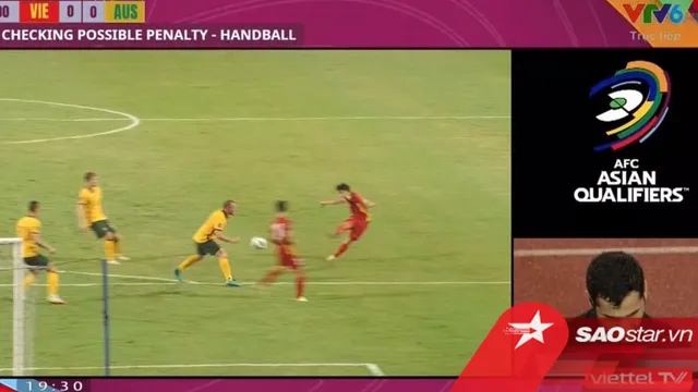 VIDEO: Trọng tài từ chối penalty cho tuyển Việt Nam khiến cả châu Á tranh cãi