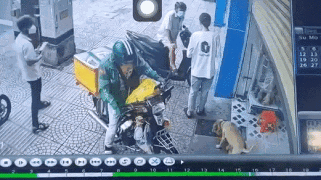 Thấy nam shipper đánh rơi ví, hành động của cô gái và người đàn ông gần đó bị tất cả chỉ trích gay gắt