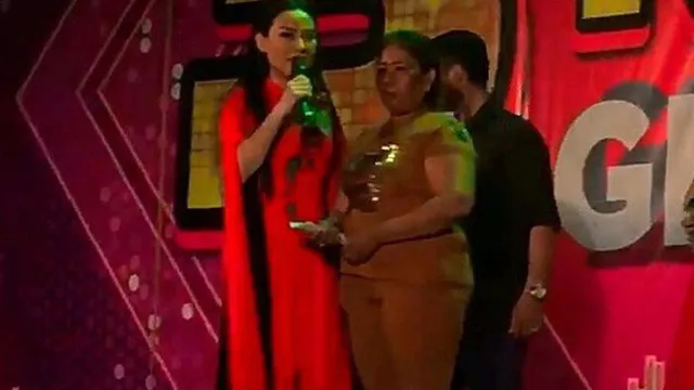 Fan 'đào lại' clip Phi Nhung bị khán giả 'ăn vạ' vì mất vàng, cách xử lý khiến nhiều người xúc động