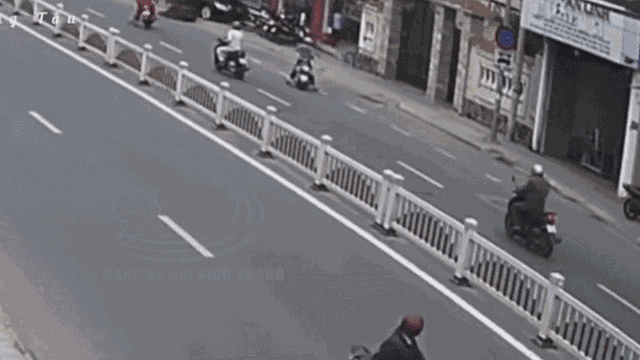 Clip: Xe ô tô bất ngờ mất lái lao sang làn đường đối diện húc văng hàng loạt xe máy