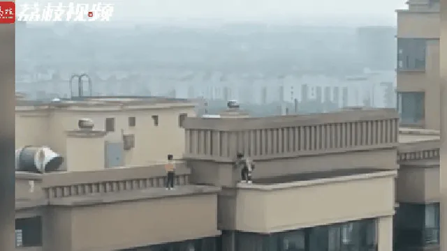 Thót tim cảnh 2 đứa trẻ nhảy qua nhảy lại giữa 2 tòa nhà cao 27 tầng