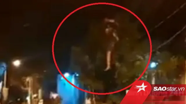 Clip: Gã đàn ông có biểu hiện bất thường nhào lộn trên đường dây điện lúc 2h sáng