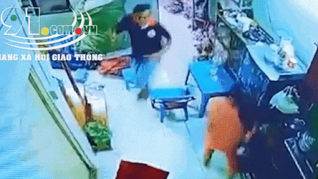 Clip: Thấy gã đàn ông cầm mã tấu truy sát chị bán rau, hành động của người phụ nữ được dân tình khen ngợi