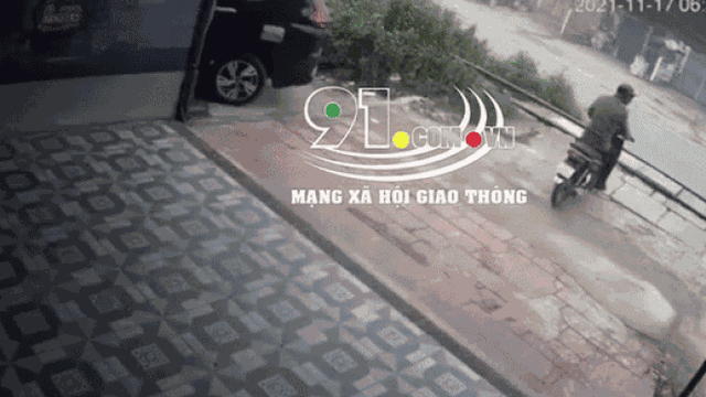 Người đàn ông đi xe máy bị tàu hỏa nghiền nát, clip ghi lại sự việc gây ám ảnh