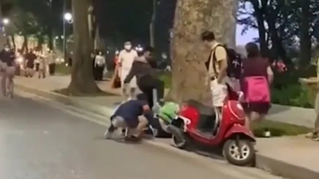Clip: Hai người đàn ông chửi bới, đá túi bụi nam thanh niên ngay trên đường phố Hà Nội