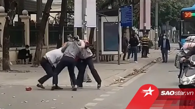 Clip: Phụ xe buýt bị nhóm người đánh túi bụi ngay giữa đường phố Hà Nội gây xôn xao