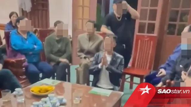 Người đàn ông quỳ gối chắp tay thành khẩn xin lỗi gia đình sau khi bị phát hiện ngoại tình với em dâu