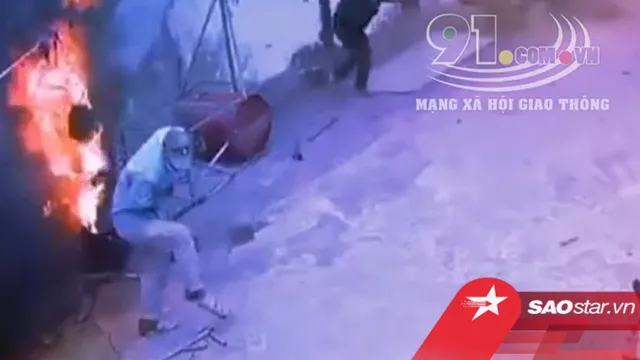 Clip: Thùng phuy đựng dầu bất ngờ phát nổ khi hàn xì, người đàn ông đứng gần bốc cháy như ngọn đuốc