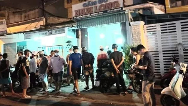 Thanh niên khống chế 2 mẹ con chủ tiệm cầm đồ, cố thủ hơn 1 giờ đồng hồ khi bị vây bắt