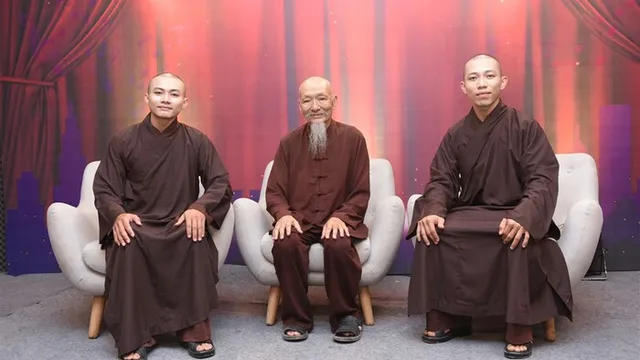 'Thầy ông nội' khoe 2 'đồ đệ ruột' Tịnh thất Bồng Lai có nhiều bạn gái, thái độ của cả hai gây chú ý