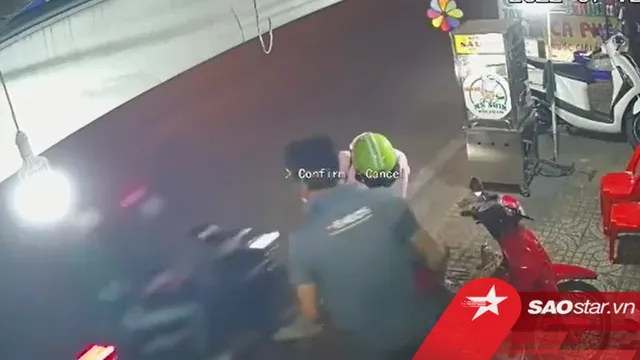 Clip: Vừa giật túi xách của cô gái, 2 thanh niên tăng ga tẩu thoát thì bất ngờ tự ngã lăn xuống đường