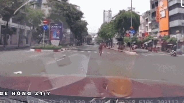 Lao vào đầu ô tô giở chiêu 'ăn vạ', người phụ nữ nhận cái kết bẽ bàng