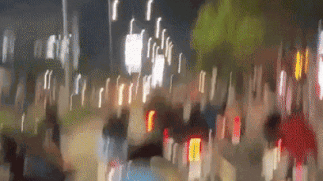 Kinh hãi đám thanh niên đi xe dàn hàng giữa đường, 'thanh toán' nhau bằng chổi khiến dân mạng tranh cãi