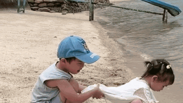 Sợ em gái rơi xuống biển, anh trai nhỏ làm ngay một hành động, netizen xuýt xoa: '10 điểm chất lượng'