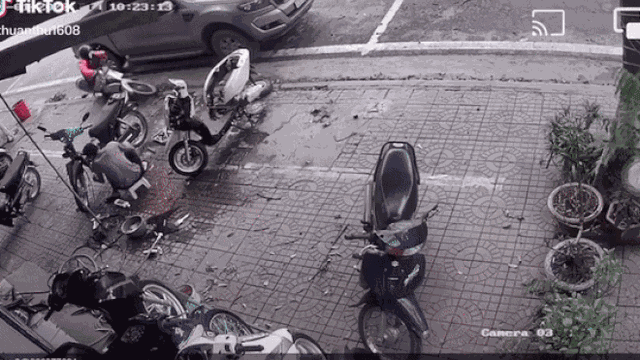 Clip: Tránh ôtô đang dừng, cô gái lao xe máy bay thẳng vào một nơi 'định mệnh'