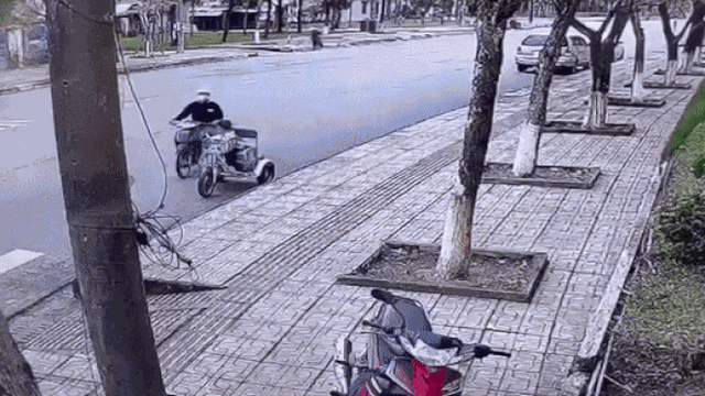 Clip: Gã nghiện cướp tiền, điện thoại của người ngồi xe lăn bán vé số dạo và cái kết 'đắng ngắt'
