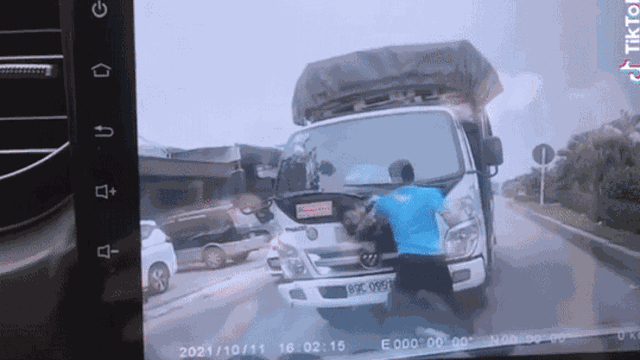 Clip: Xảy ra va chạm giao thông, nam tài xế đấm túi bụi khiến đối phương không kịp trở tay