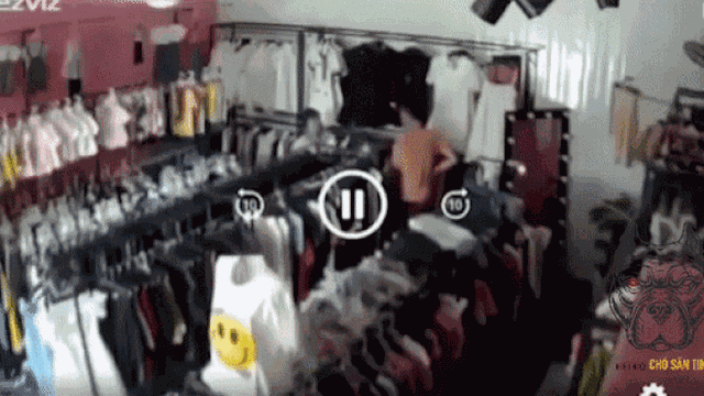 Clip: Gã đàn ông tấn công nữ chủ shop quần áo, tiếng kêu cứu 'chồng ơi' gây ám ảnh