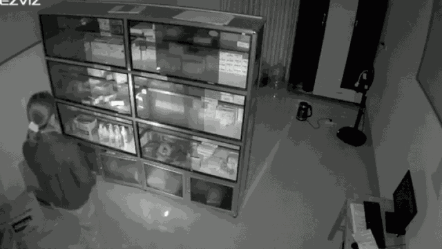 Camera 'tóm gọn' cảnh nữ trạm trưởng y tế xã lấy trộm thuốc mang đi bán và cái kết cho kẻ tham lam