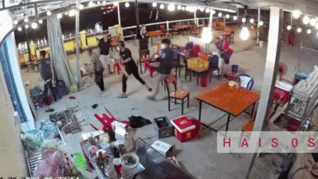 Clip: Hỗn chiến trong quán ăn, kẻ ném bia, người cầm gậy 'trả miếng' khiến 2 thanh niên gục tại chỗ