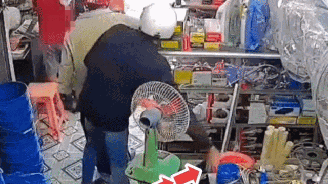 Clip: 2 nam thanh niên trộm đồ 'nhanh như chớp' bất chấp chủ tiệm đứng cạnh bên