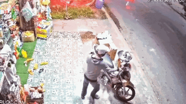 Clip: Người đàn ông bị trộm xe máy trong tích tắc, nguyên nhân đến từ sự chủ quan của bản thân