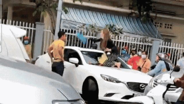 Xôn xao clip vợ chặn đầu xe, 'cố thủ' trên capo đánh ghen chồng 'đi đu đưa' cùng bồ nhí