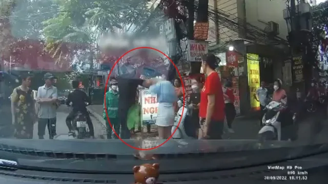 Va chạm giao thông, người phụ nữ gọi hai gã đàn ông to cao ra đánh tát tới tấp một cô gái
