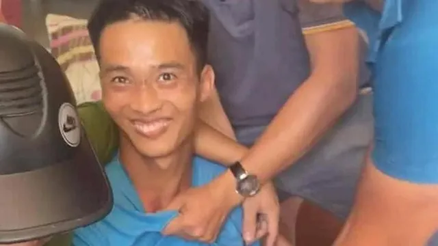 Triệu Quân Sự sau khi trốn trại mua 2 cốc chè, chủ động trả lại tiền thừa và chào hỏi rồi mới rời đi