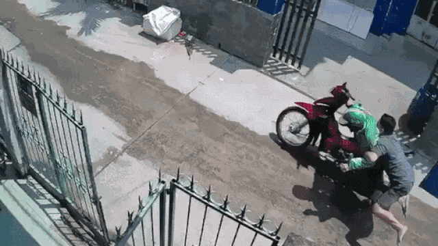 Clip: Đạo chích vào hẻm nhỏ trộm cắp xe máy không ngờ nhận lại những cú đòn 'trời giáng'