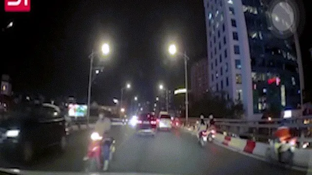 Clip: Xe máy vượt ẩu, phi giữa hai ô tô trên cầu và lộn nhào 360 độ