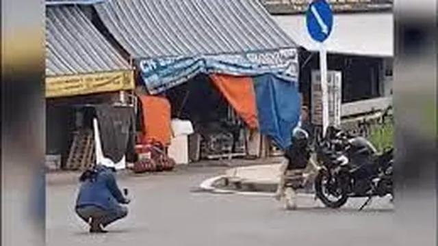 Cặp đôi biker đang quay clip sống ảo, cướp đi qua "xin nhẹ" cái điện thoại