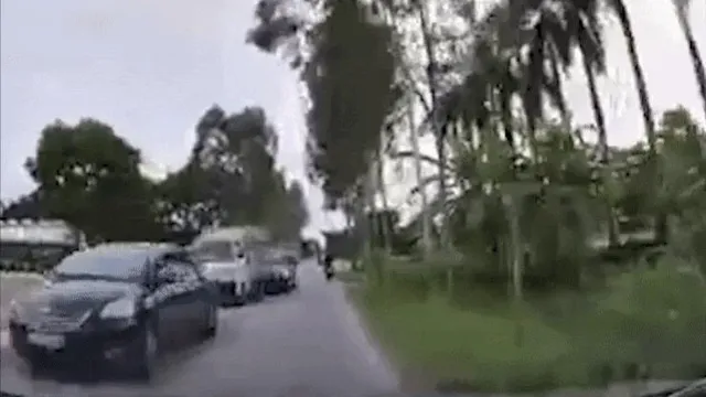 Clip: Xe máy vượt ẩu gặp ô tô ngược chiều giật mình lao thẳng xuống mương