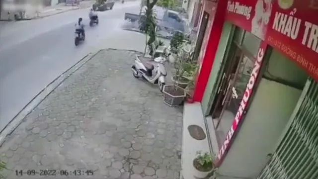Clip: Pha lùi xe nhanh như tên bắn, xe tải húc bay xe bán tải