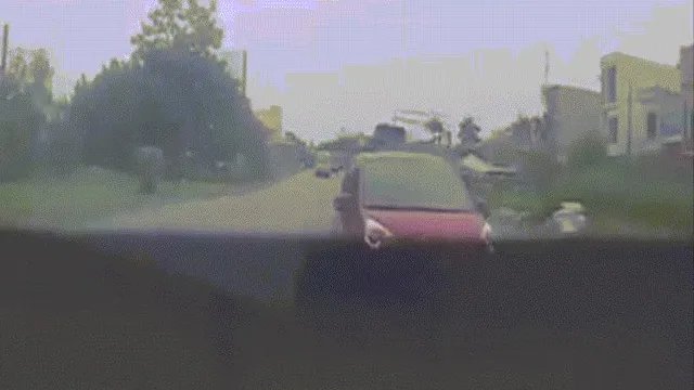 Clip: Vượt ẩu, xe con va chạm liên hoàn với xe tải và container