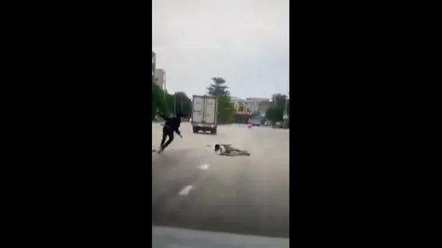 Clip: "Trẻ trâu" phóng nhanh lạng lách, xe máy trượt ngã ngay đầu ô tô