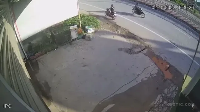 Clip: Ninja đi ngược chiều va chạm khiến đôi nam nữ lộn nhào 180 độ