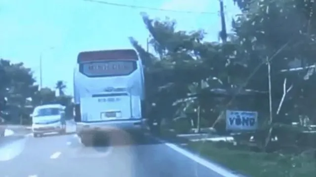 Clip: Xe máy cố vượt phải xe khách nhận ngay cái kết nhớ đời