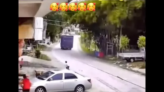 Clip: Tài xế xe tải đánh lái cực đỉnh cứu sống bé gái chạy ngang đường