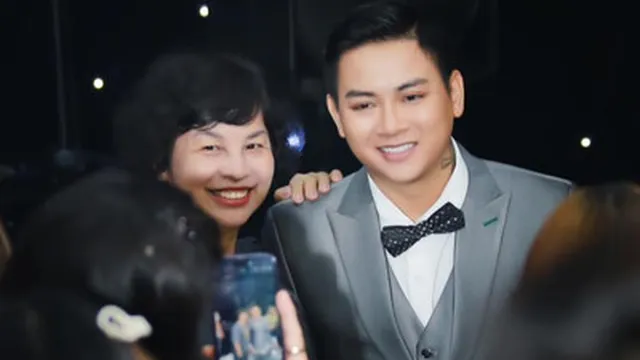 Xôn xao clip Hoài Lâm bị khán giả 'bao vây' khi biểu diễn tại sân khấu miền Tây