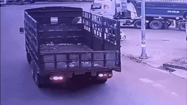 Clip: Xe tải vào cua bất cẩn, va chạm với xe máy tại "điểm mù"