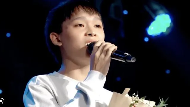 Hồ Văn Cường chạy show ở trường đại học, giọng hát lẫn ngoại hình khiến khán giả bàn tán sôi nổi