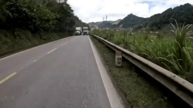 Clip: "Phượt thủ" phóng nhanh trên đèo gặp xe tải vượt ẩu và cái kết