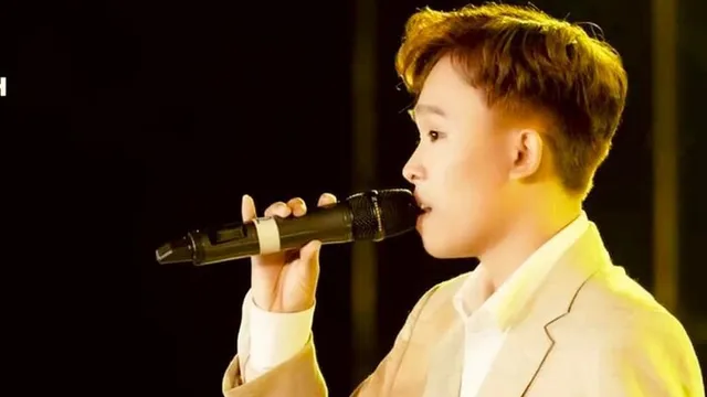 Hồ Văn Cường giới thiệu ca khúc nhưng quên tên nhạc sĩ, khán giả có mặt phản ứng bất ngờ