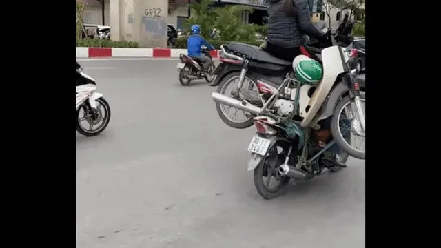 Clip: Hoang mang với "người vận chuyển" trên đường phố Việt Nam