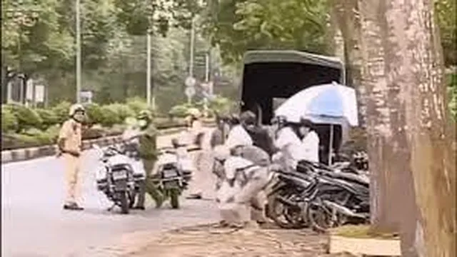 Clip: Học sinh vi phạm giao thông bị các chú CSGT phạt tập thể dục