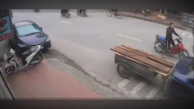 Clip: "Dở khóc dở cười" với pha va chạm của xe máy kéo xe bò