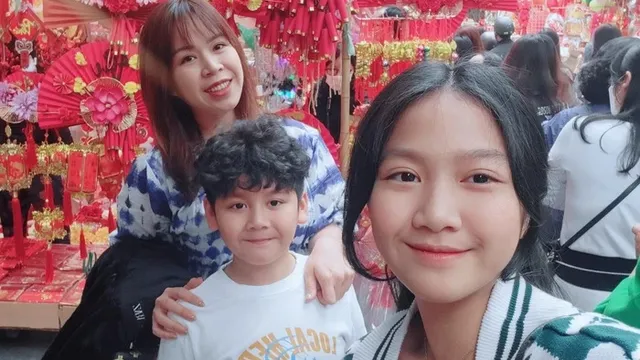 Bà xã Mạnh Trường cùng các con dạo phố, nhan sắc bà mẹ bỉm sữa được dân tình hết lời khen ngợi